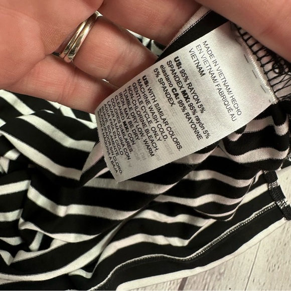 Chico's Black White bias striped Sleeveless Tank Top sz 1 (m 8) v-neck - Picture 7 of 9